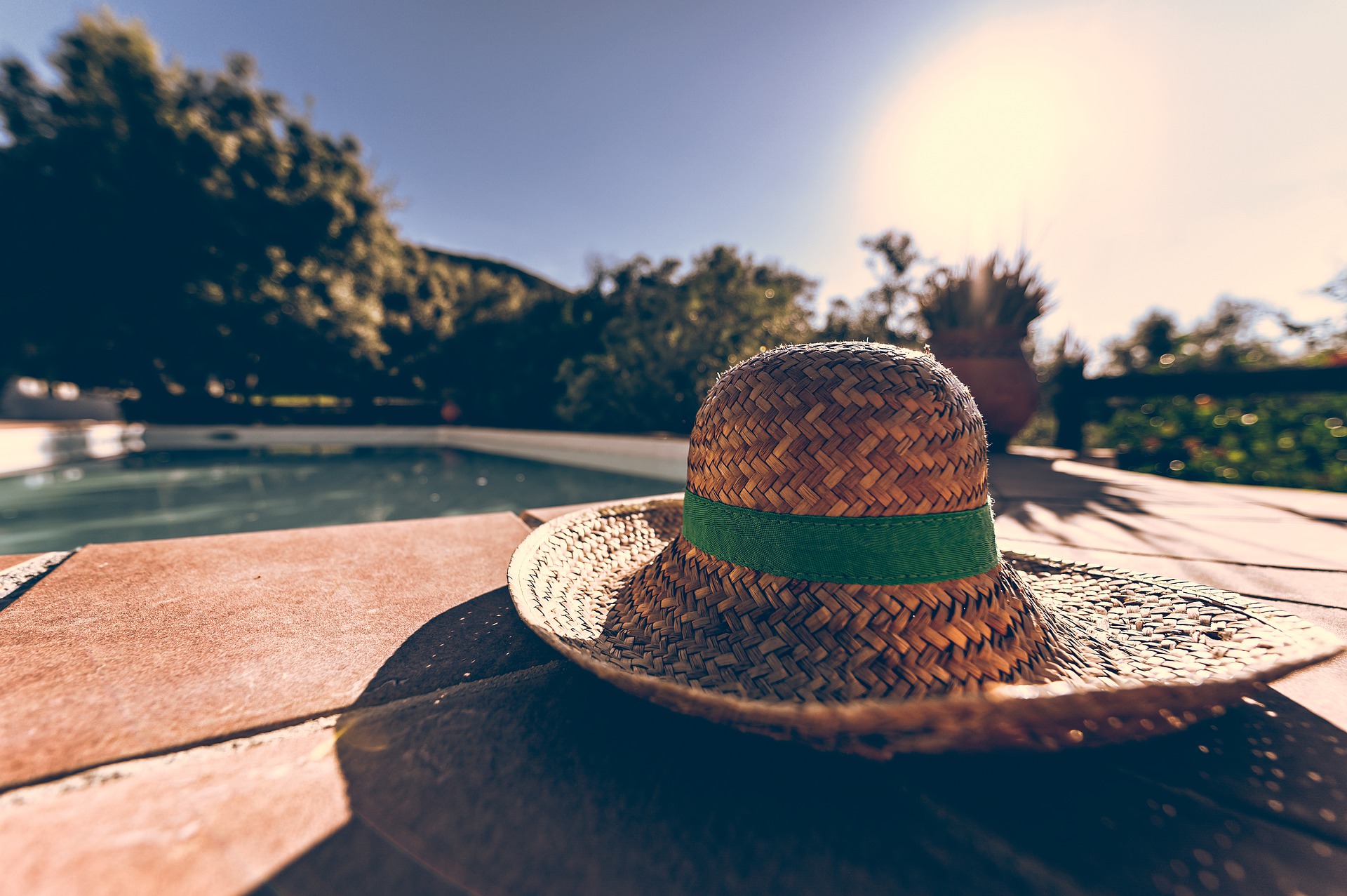 Шляпа на воде. Соломенная шляпа. Шляпа на рабочий стол. Соломенная шляпа фото. Соломенная шляпа на природе.