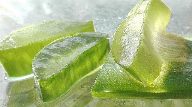If there is a rash or swelling on the skin, then aloe vera gel should be applied. 