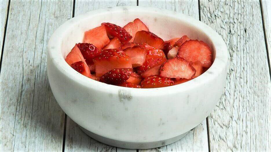 DIY Strawberry Face Masks for Radiant Glowing Skin - Beauty Tips By Nim - Nimisha Goyal - HashBUGS - BTN - Nimify Beauty - beautytipsbynim.com (3)