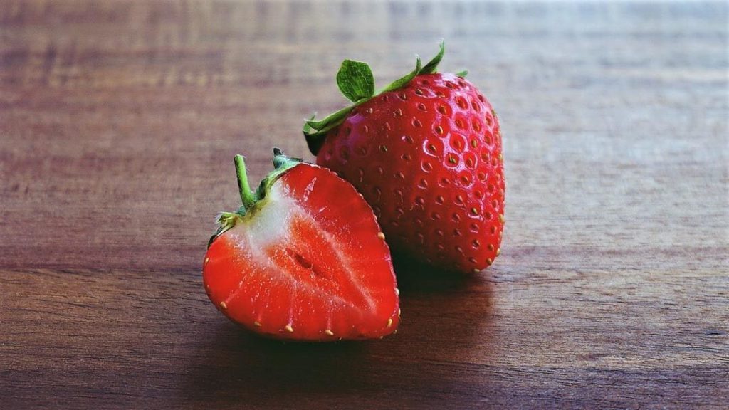 DIY Strawberry Face Masks for Radiant Glowing Skin - Beauty Tips By Nim - Nimisha Goyal - HashBUGS - BTN - Nimify Beauty - beautytipsbynim.com (4)